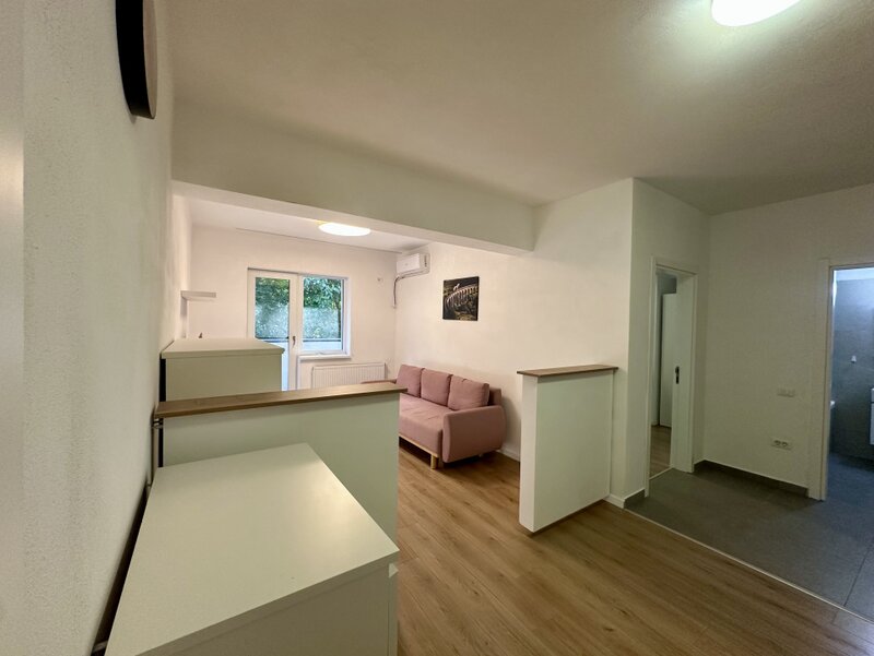Metrou Pacii la doar 3 minute, 2 camere, parcare inclusa, 649 euro.
